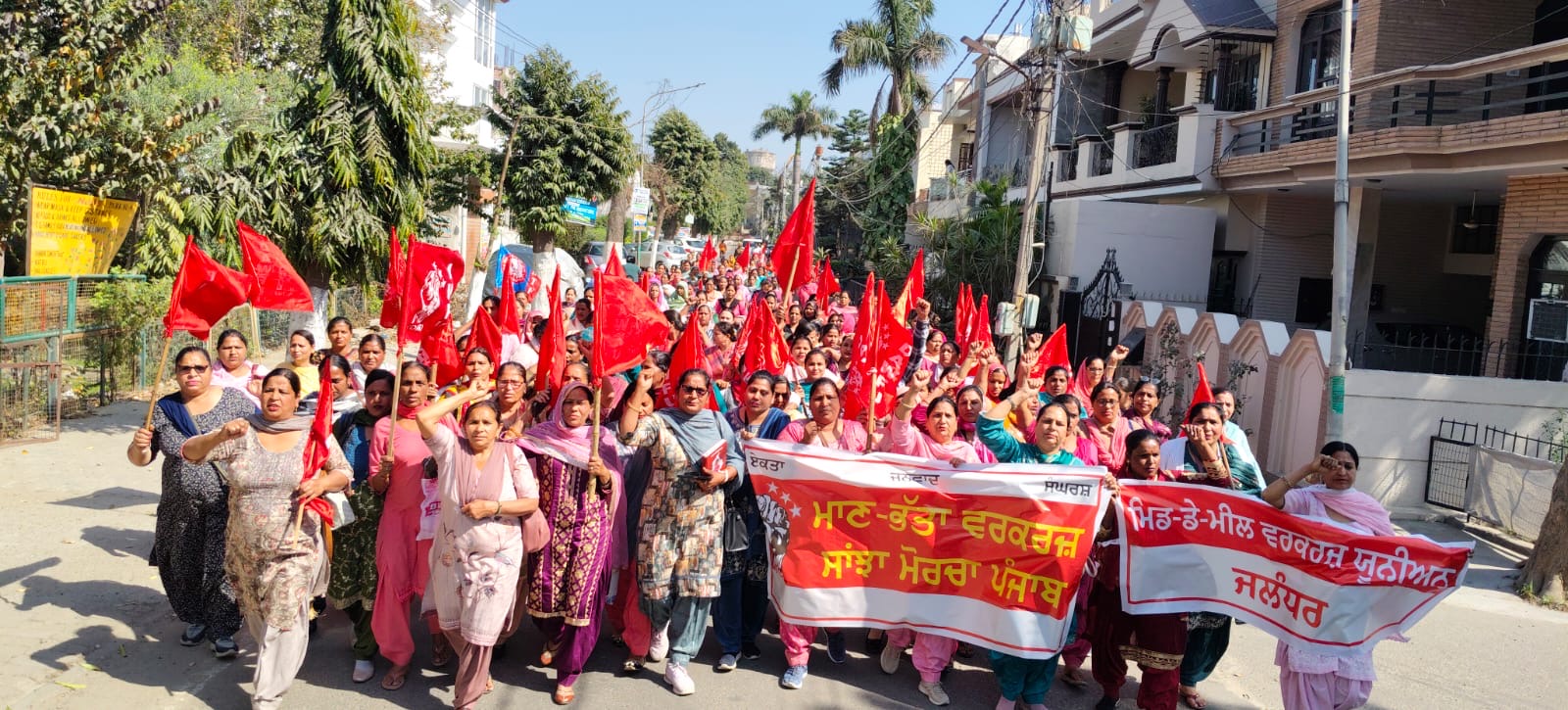 ਆਸ਼ਾ ਤੇ ਮਿਡ ਡੇ ਮੀਲ ਵਰਕਰਾਂ ਨੇ ਮੰਤਰੀ ਮਹਿੰਦਰ ਭਗਤ ਦੇ ਘਰ ਮੂਹਰੇ ਕੀਤਾ ਰੋਸ ਪ੍ਰਦਰਸ਼ਨ