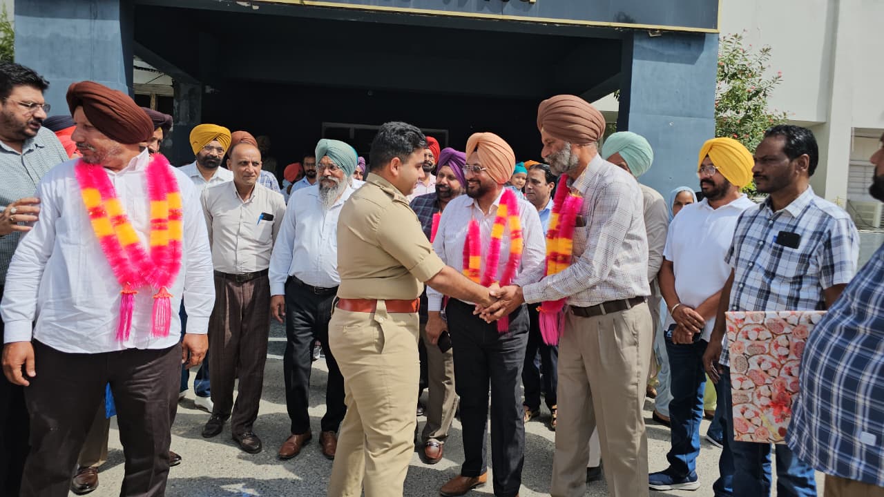 ਸ੍ਰੀ ਮੁਕਤਸਰ ਸਾਹਿਬ ਪੁਲਿਸ ਵੱਲੋਂ ਸੇਵਾ ਮੁਕਤ ਹੋਏ 06 ਪੁਲਿਸ ਅਧਿਕਾਰੀਆ ਨੂੰ ਵਿਦਾਇਗੀ ਪਾਰਟੀ ਅਤੇ ਉਨ੍ਹਾਂ ਦਾ ਸਨਮਾਨ ਕੀਤਾ