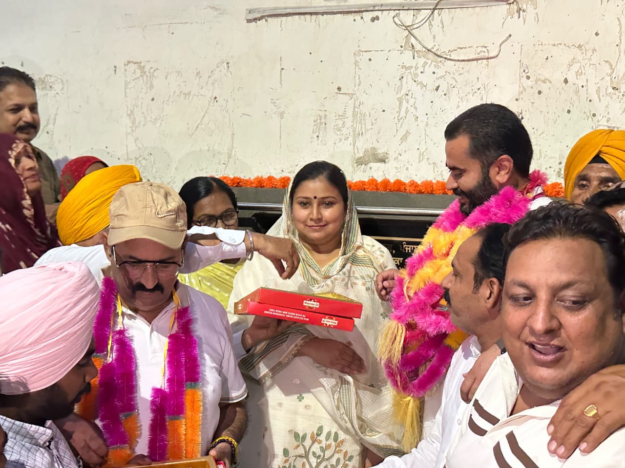 ਵਿਧਾਇਕ ਨਰਿੰਦਰਪਾਲ ਸਿੰਘ ਸਵਨਾ ਨੇ ਸਿੱਧ ਸ਼੍ਰੀ ਹਨੂਮਾਨ ਮੰਦਿਰ ਦੇ ਪਿੱਛਲੇ ਪਾਸੇ ਵਾਰਡ ਨੰਬਰ 18 ਤੇ 19 ਦੀ ਸੜਕ ਦਾ ਨੀਂਹ ਪੱਥਰ ਰੱਖ ਕੇ ਕੰਮ ਕਰਵਾਇਆ ਸ਼ੁਰੂ