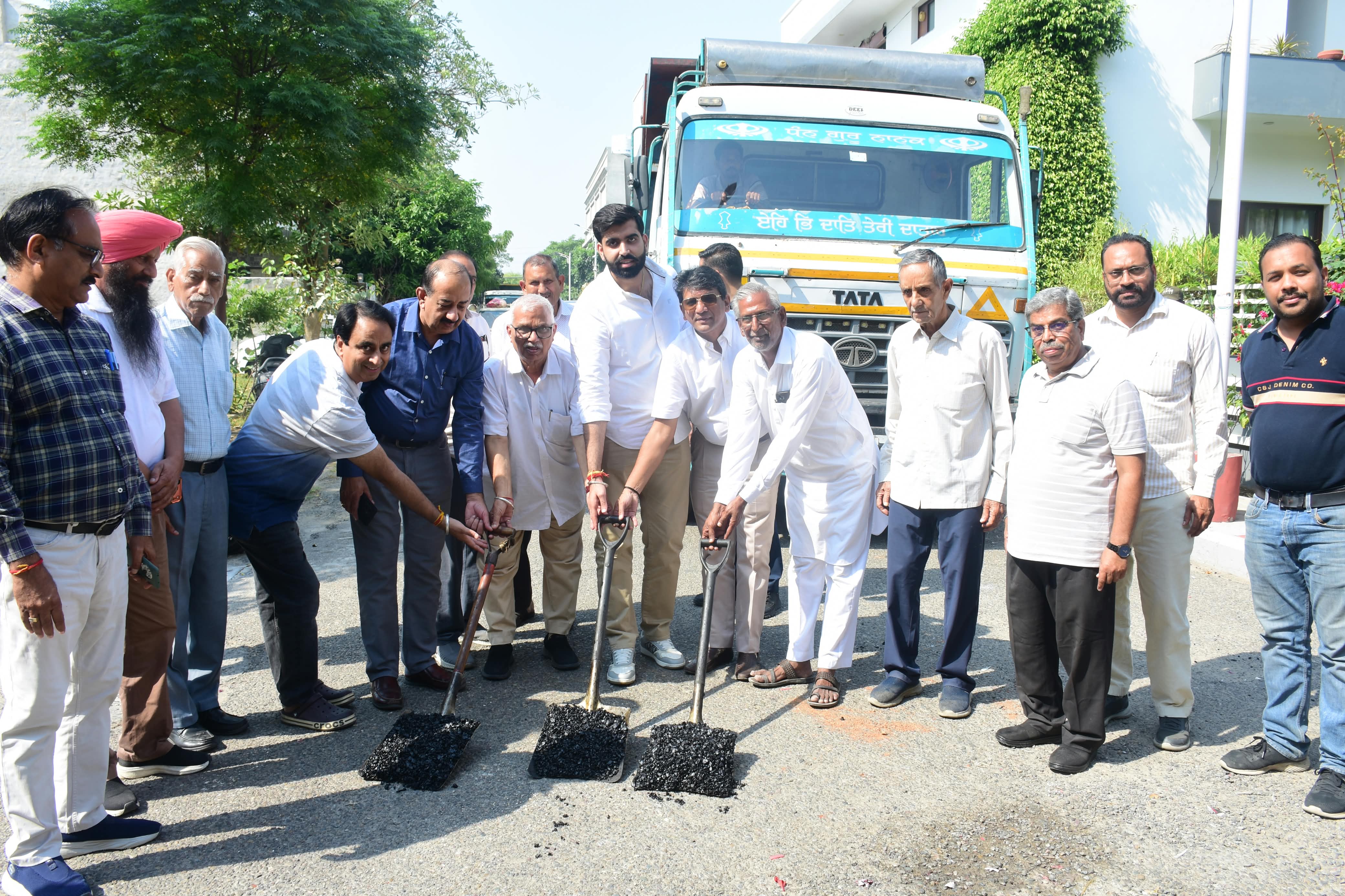 *ਬਠਿੰਡਾ ਦੀਆਂ ਸੜਕਾਂ ਨੂੰ ਖੱਡਾ ਮੁਕਤ ਬਣਾਉਣ ਵੱਲ ਇੱਕ ਹੋਰ ਕਦਮ, ਗ੍ਰੀਨ ਸਿਟੀ ਫੇਜ਼-1 ਵਿੱਚ 74 ਲੱਖ ਰੁਪਏ ਦੀ ਲਾਗਤ ਨਾਲ ਵਿਛਾਇਆ ਜਾਵੇਗਾ ਪ੍ਰੀਮਿਕਸ*
