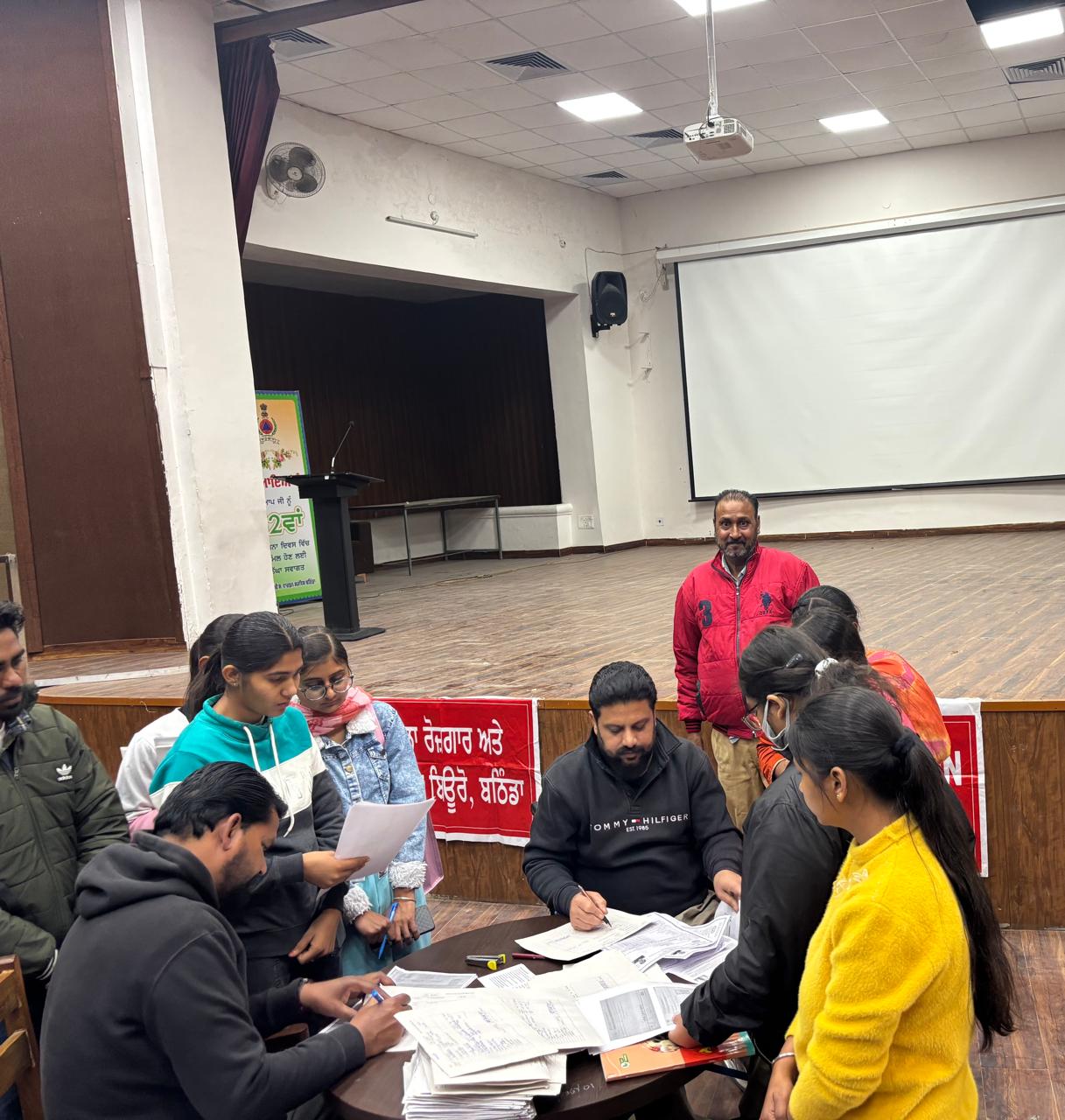 ਨੌਜਵਾਨਾਂ ਨੂੰ ਰੋਜ਼ਗਾਰ ਨਾਲ ਜੋੜਨ ਵੱਲ ਵੱਡਾ ਕਦਮ: 52 ਵਿਦਿਆਰਥੀਆਂ ਨੇ ਕਰਵਾਈ ਰਜਿਸਟ੍ਰੇਸ਼ਨ