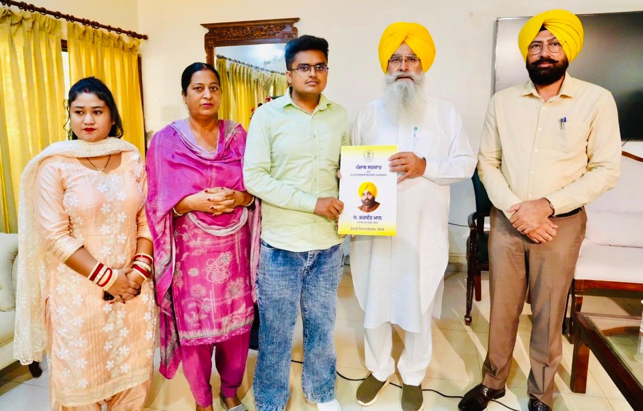 ਗੁਰਮੀਤ ਸਿੰਘ ਖੁੱਡੀਆਂ ਨੇ ਡੇਅਰੀ ਵਿਕਾਸ ਵਿਭਾਗ ਵਿੱਚ ਨਵ-ਨਿਯੁਕਤ 23 ਕਰਮਚਾਰੀਆਂ ਨੂੰ ਨਿਯੁਕਤੀ ਪੱਤਰ ਸੌਂਪੇ
