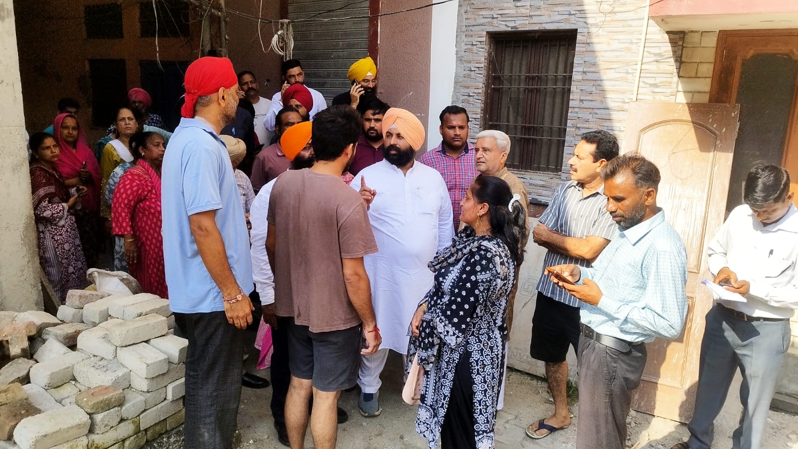 ਨੰਗਲ ਦੇ ਵਾਰਡ ਨੰਬਰ 10 ਵਿੱਚ ਸਫਾਈ ਮੁਹਿੰਮ ਦਾ ਜਾਇਜ਼ਾ, ਹਰਜੋਤ ਬੈਂਸ ਨੇ ਲੋਕਾਂ ਤੋਂ ਮੰਗਿਆ ਸਹਿਯੋਗ