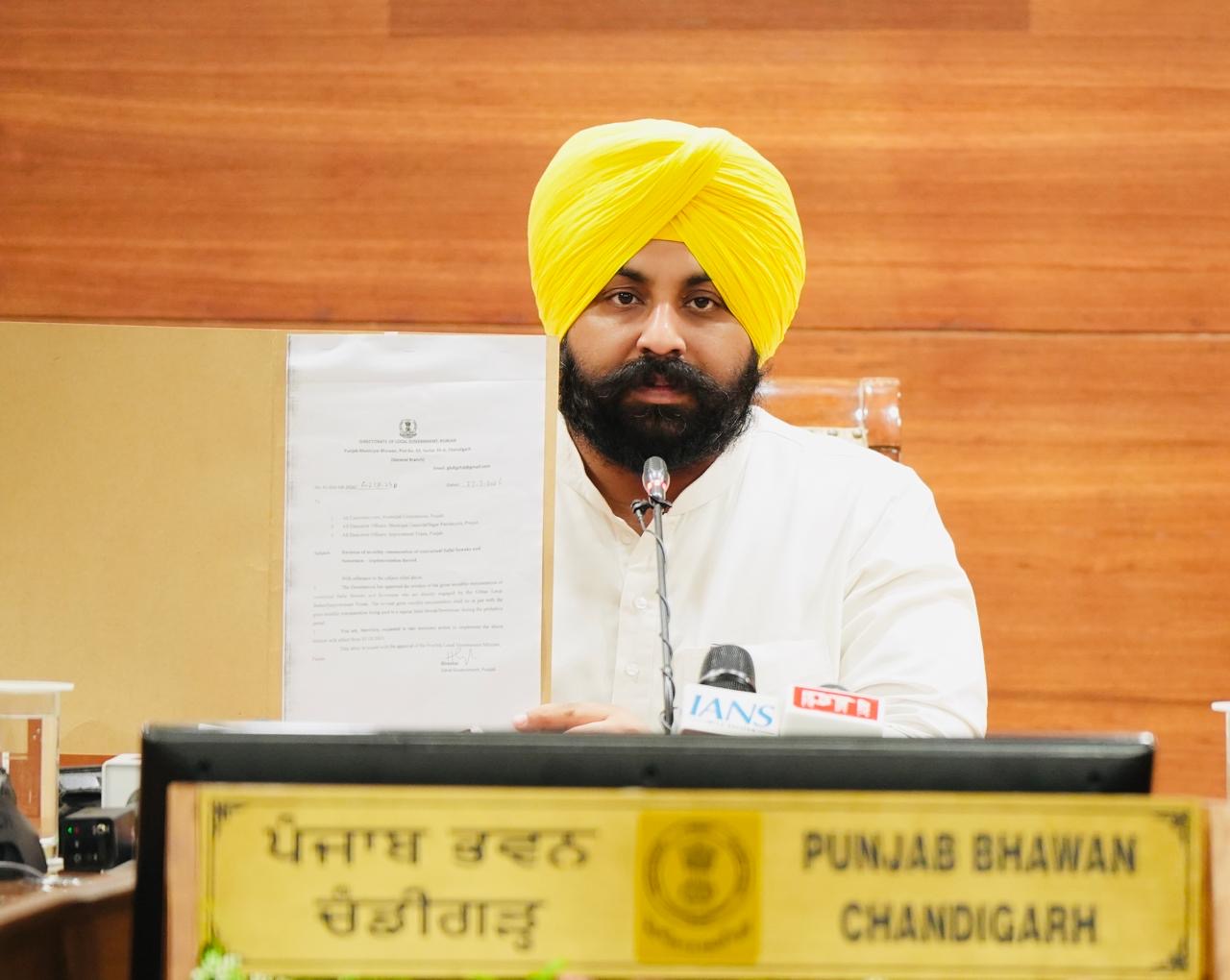 ਪੰਜਾਬ ’ਚ ਸਫ਼ਾਈ ਸੇਵਕਾਂ ਦੀ ਹੜਤਾਲ ਖਤਮ, ਠੇਕੇ ’ਤੇ ਕੰਮ ਕਰਦੇ ਕਰਮਚਾਰੀਆਂ ਦੀ ਤਨਖਾਹ ₹20,500 ਹੋਈ: ਹਰਜੋਤ ਸਿੰਘ ਬੈਂਸ