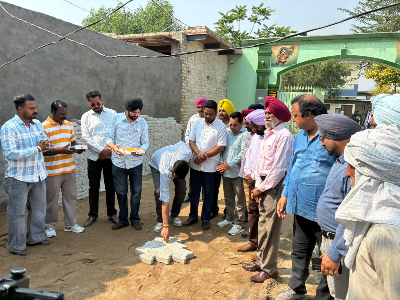 ਆਦਰਸ਼ ਨਗਰ ਦੀਆਂ ਗਲੀਆਂ ਦਾ ਹੋਵੇਗਾ ਸੁੰਦਰੀਕਰਨ, ਮੇਅਰ ਪਦਮਜੀਤ ਸਿੰਘ ਮਹਿਤਾ ਨੇ ਗਲੀ ਨੰਬਰ 25 ਤੋਂ ਇੰਟਰਲਾਕਿੰਗ ਟਾਈਲਾਂ ਲਗਾਉਣ ਦੇ ਕੰਮ ਦੀ ਕਰਵਾਈ ਸ਼ੁਰੂਆਤ