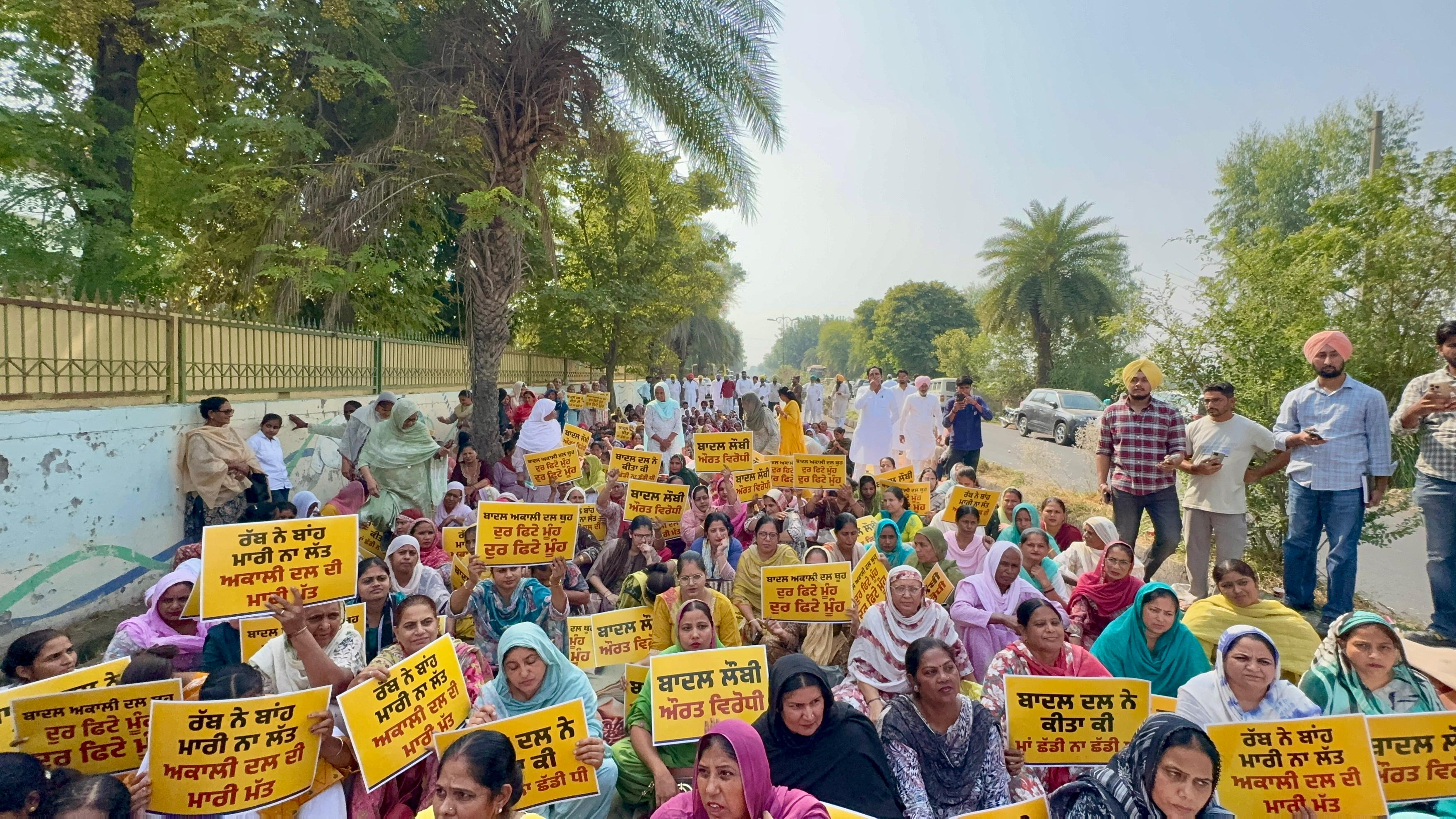 ਬਾਦਲ ’ਚ ‘ਆਪ’ ਦਾ ਹੱਲਾ ਬੋਲ, ਮਲੂਕਾ ਦਾ ਪੁਤਲਾ ਫੂਕਿਆ