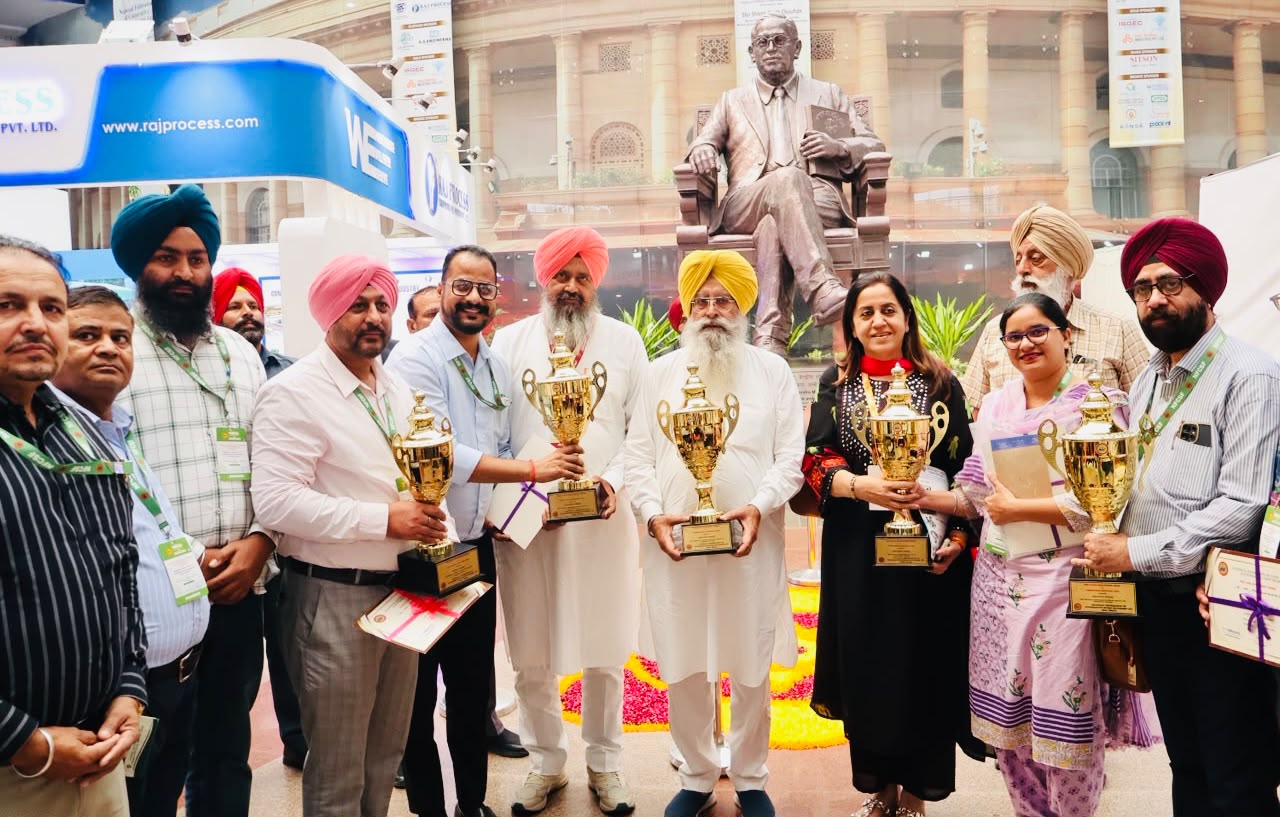 ਖੇਤੀਬਾੜੀ ਮੰਤਰੀ ਗੁਰਮੀਤ ਸਿੰਘ ਖੁੱਡੀਆਂ ਨੇ ਕੇਂਦਰੀ ਮੰਤਰੀ ਨਿਤਿਨ ਗਡਕਰੀ ਪਾਸੋਂ ਹਾਸਿਲ ਕੀਤੇ ਐਵਾਰਡ