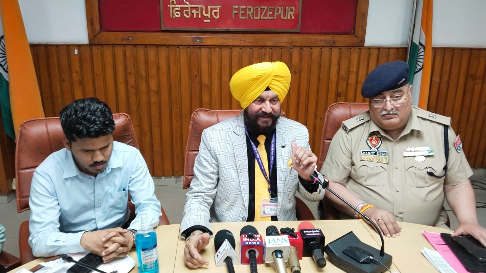 ਡਾ. ਜਤਿੰਦਰ ਸਿੰਘ ਸ਼ੰਟੀ ਵੱਲੋਂ ਪ੍ਰਸ਼ਾਸ਼ਨ, ਸਮਾਜ ਸੇਵੀ ਸੰਸਥਾਵਾਂ, ਸਰਪੰਚਾਂ ਆਦਿ ਨਾਲ ਮਨੁੱਖੀ ਅਧਿਕਾਰਾਂ ਸਬੰਧੀ ਕੀਤੀ ਵਿਸ਼ੇਸ਼ ਮੀਟਿੰਗ