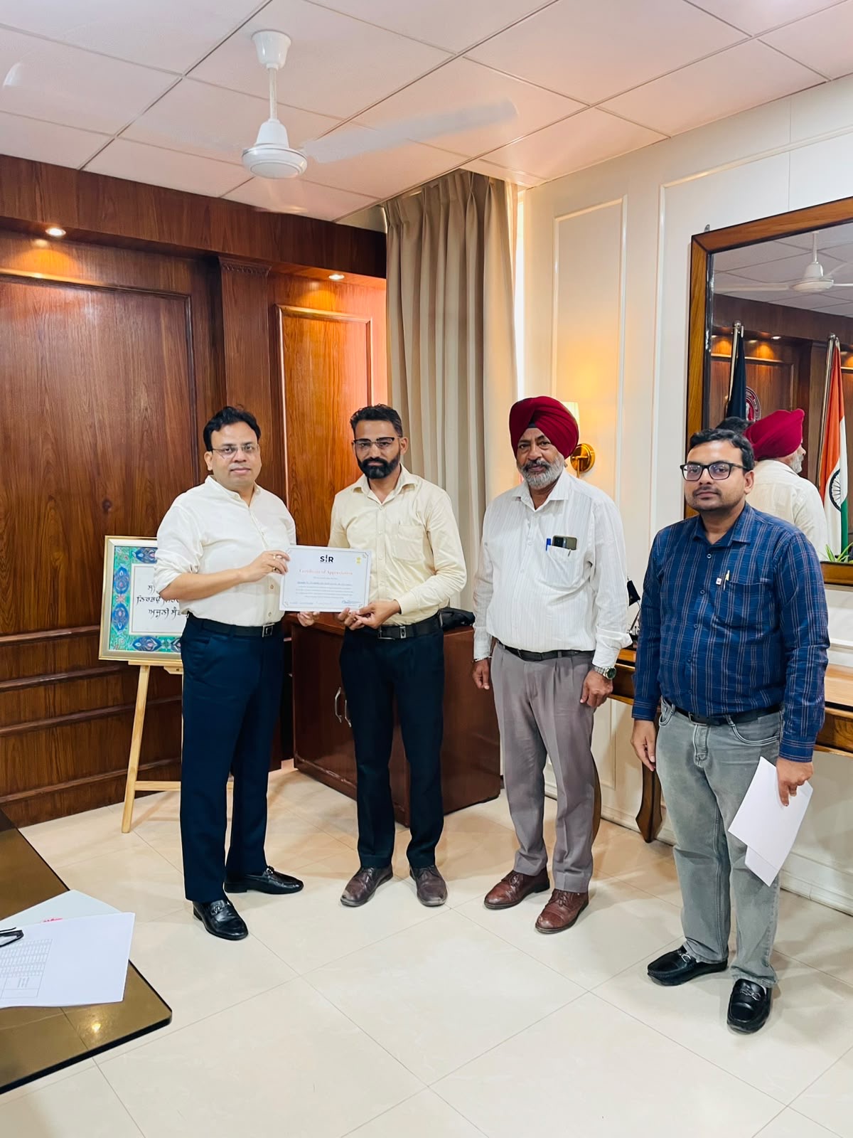 ਜਿ਼ਲ੍ਹਾ ਚੋਣ ਅਫਸਰ ਵੱਲੋਂ 100% ਡਿਜ਼ੀਟਾਈਜੇਸ਼ਨ ਦਾ ਕੰਮ ਮੁਕੰਮਲ ਕਰਨ ਵਾਲੇ ਬੀ.ਐਲ.ਓਜ਼ ਸਨਮਾਨਿਤ