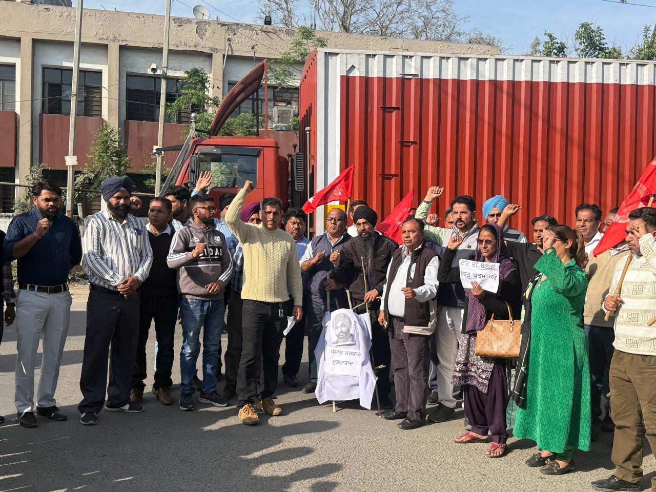 ਹੱਕਾਂ ਲਈ ਸੜਕਾਂ ‘ਤੇ ਉਤਰੇ ਟੀਚਰ, ਪ੍ਰਦਰਸ਼ਨ ਦੌਰਾਨ  ਸਾੜਿਆ ਪੁਤਲਾ