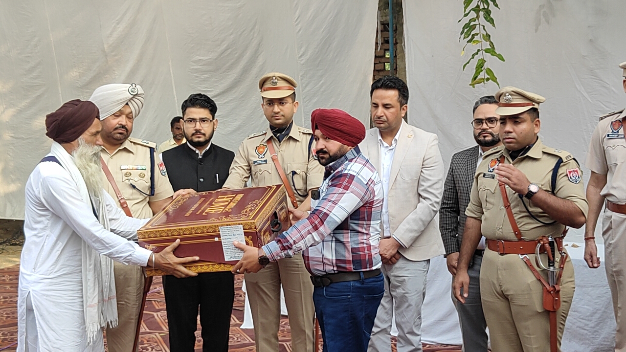 ਸੂਬੇ ਦੀ ਅਮਨ-ਸ਼ਾਂਤੀ ਅਤੇ ਦੇਸ਼ ਦੀ ਸੁਰੱਖਿਆ ਲਈ ਆਪਣੀਆਂ ਜਾਨਾਂ ਵਾਰਨ ਵਾਲੇ ਸ਼ਹੀਦ ਪੁਲਿਸ ਮੁਲਾਜ਼ਮਾਂ ਨੂੰ ਸ੍ਰੀ ਮੁਕਤਸਰ ਸਾਹਿਬ ਪੁਲਿਸ ਵੱਲੋਂ ਸ਼ਰਧਾਂਜਲੀ ਭੇਟ